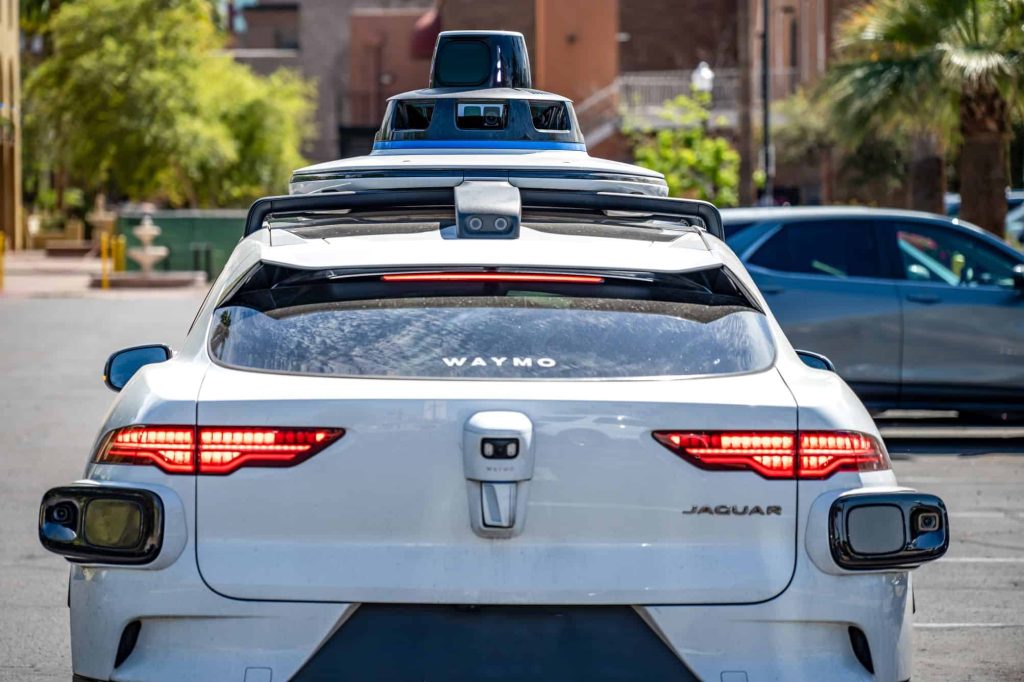 Robô-táxis da Waymo agora parecem motoristas de verdade