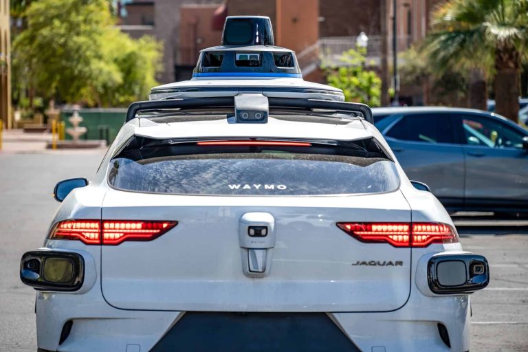 Robô-táxis da Waymo agora parecem motoristas de verdade