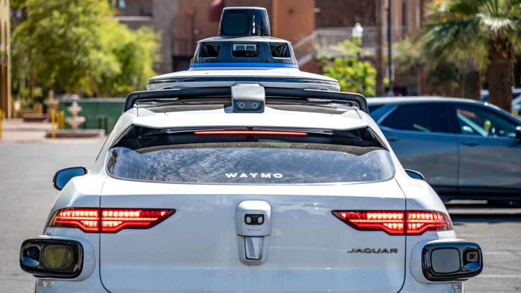 Robotáxis ficam sem saber o que fazer no meio da