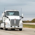 Rodovia carrega caminhão elétrico enquanto ele acelera durante teste