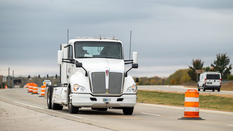 Rodovia carrega caminhão elétrico enquanto ele acelera durante teste