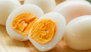 Saiba como reduzir gases e desconforto abdominal após comer ovo