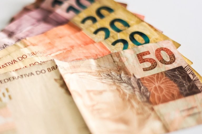 Salário mínimo de R$ 1.621 deve movimentar R$ 81,7 bilhões