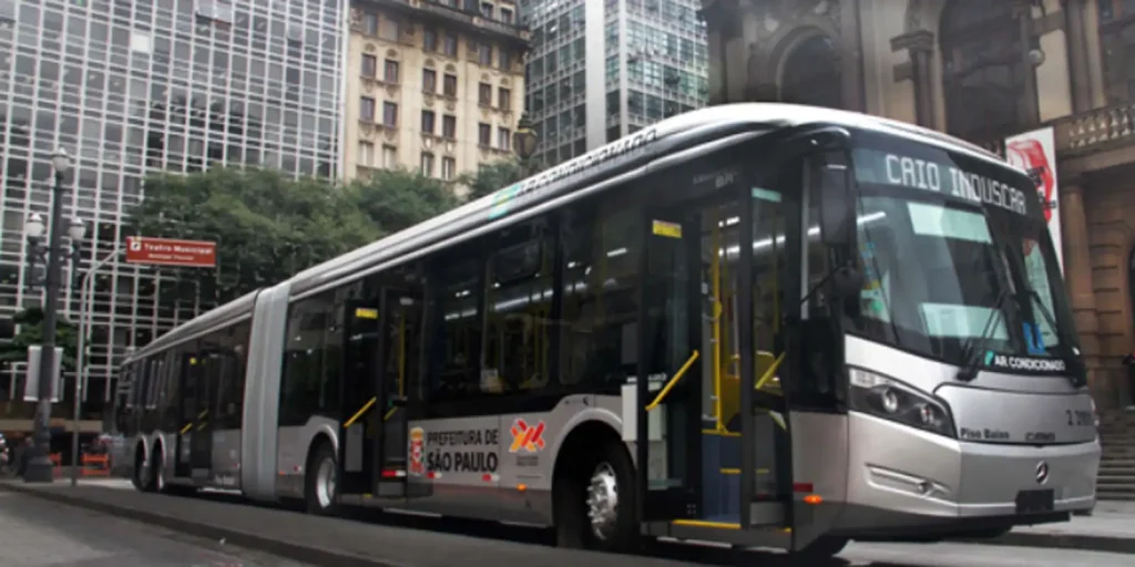 Sem receber 13º salário, motoristas de ônibus de SP entram