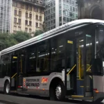 Sem receber 13º salário, motoristas de ônibus de SP entram
