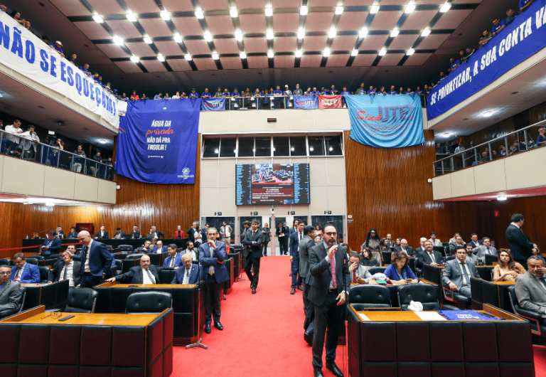Sob protestos, deputados de Minas Gerais aprovam privatização da Copasa