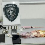 Suspeito é preso por tráfico de drogas e posse ilegal