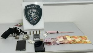 Suspeito é preso por tráfico de drogas e posse ilegal
