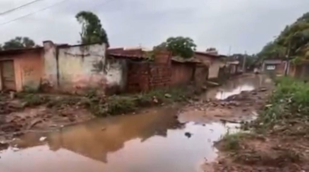 Temporal causa alagamentos na Vila Nova República e moradores denunciam