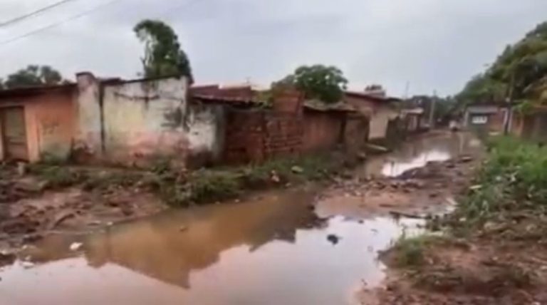 Temporal causa alagamentos na Vila Nova República e moradores denunciam