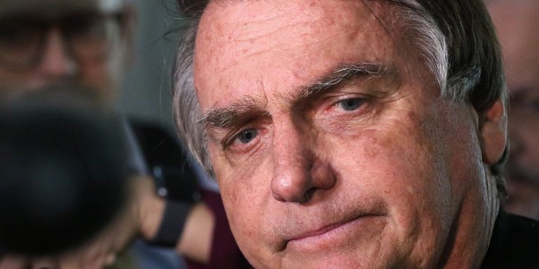 Termina cirurgia de Bolsonaro para bloquear nervo diafragma