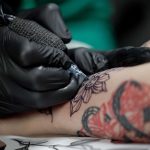 Tinta de tatuagem afeta imunidade e eficácia de vacinas, diz