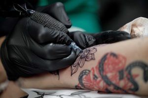 Tinta de tatuagem afeta imunidade e eficácia de vacinas, diz
