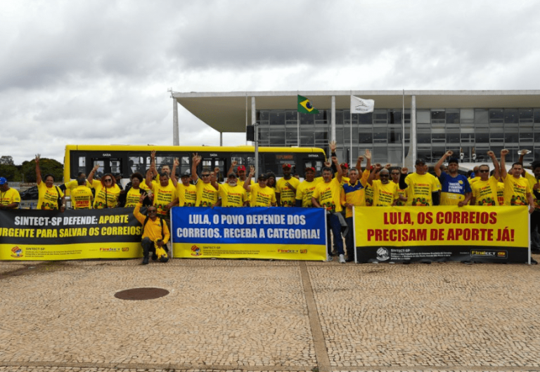 Trabalhadores defendem Correios e salários com greve nacional