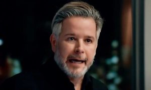 Três Graças: Ferette coloca espião na Chacrinha e faz descoberta