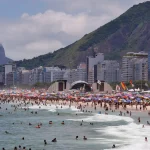 Ultraleve cai no mar de Copacabana, no Rio de Janeiro