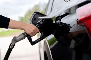 União Europeia recua na proibição de carros a combustão em