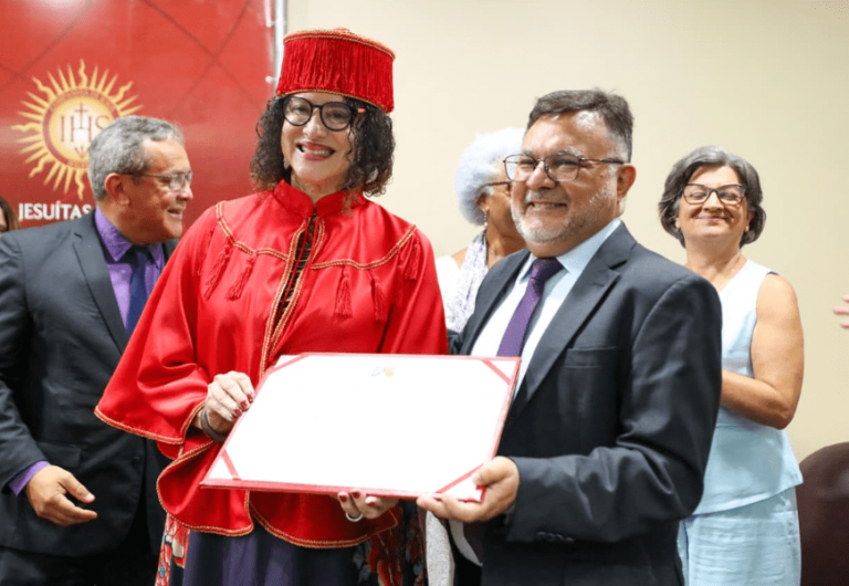 Universidade Católica de PE presta homenagem à ministra Luciana Santos