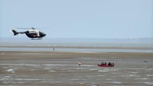 Vídeo: CTA resgata tripulantes de embarcações encalhadas próximo ao Cais