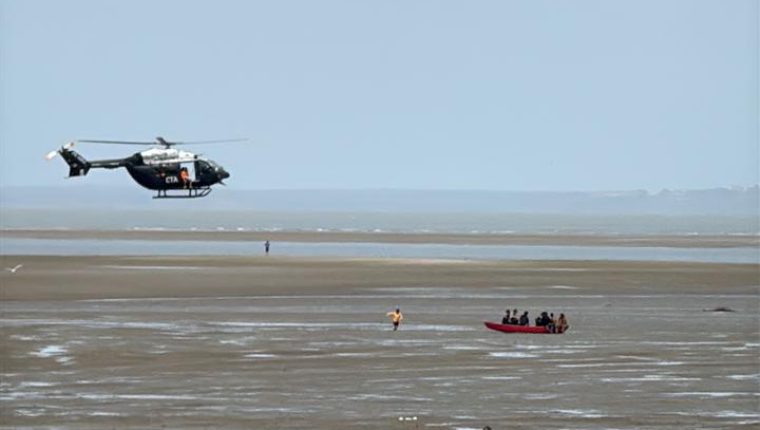 Vídeo: CTA resgata tripulantes de embarcações encalhadas próximo ao Cais