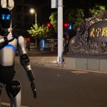 Vídeo: a caminhada de um robô humanoide chinês que virou