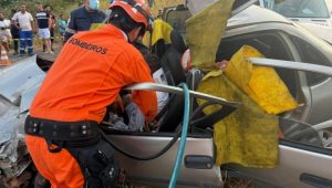 Vídeo: batida entre carros deixa motorista preso às ferragens na