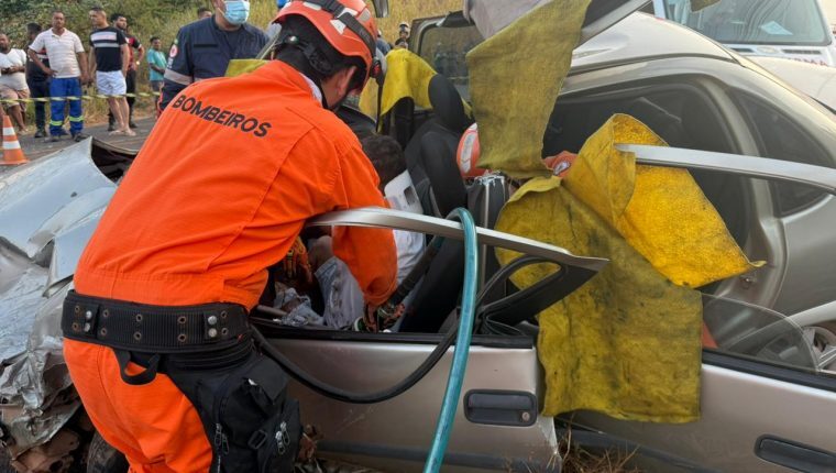 Vídeo: batida entre carros deixa motorista preso às ferragens na