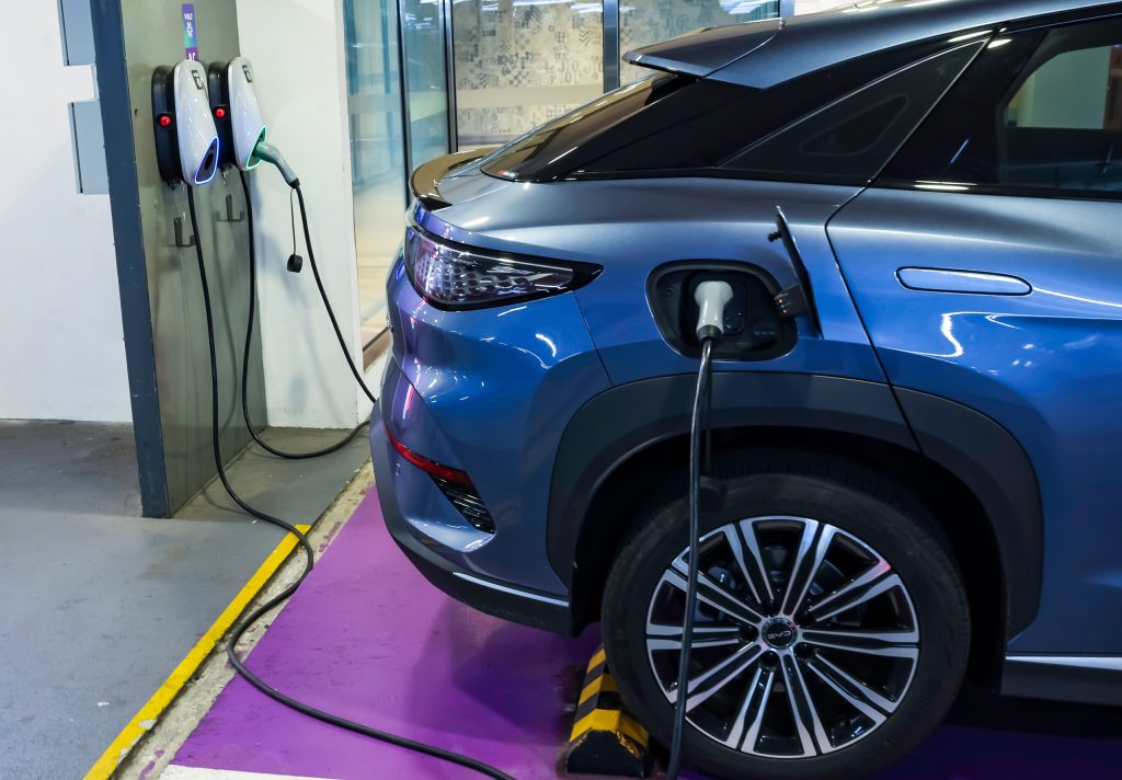 Vídeo mostra carregamento de carro elétrico da BYD em velocidade