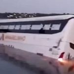 Vídeo: ônibus cai no Rio Tocantins ao tentar acessar balsa