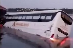 Vídeo: ônibus cai no Rio Tocantins ao tentar acessar balsa