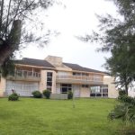 mansão de ditador no litoral atrai visitantes
