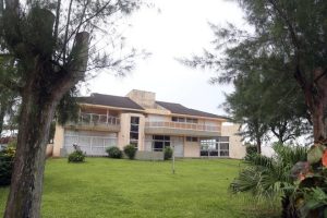 mansão de ditador no litoral atrai visitantes