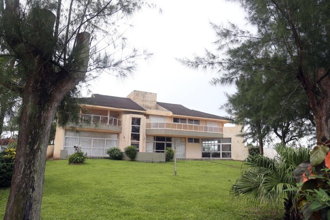 mansão de ditador no litoral atrai visitantes