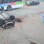 Acidente envolvendo ônibus, carro e motocicleta deixa mulher ferida na