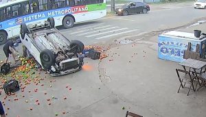 Acidente envolvendo ônibus, carro e motocicleta deixa mulher ferida na