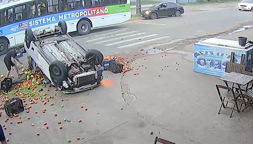 Acidente envolvendo ônibus, carro e motocicleta deixa mulher ferida na