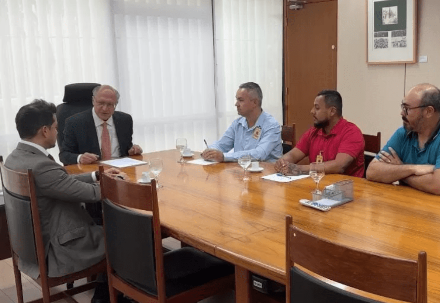 Alckmin discute com trabalhadores contrato de R$ 900 mi e