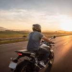 Andar de moto funciona como meditação ativa e alivia a