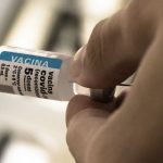 Após cinco anos de vacinação, covid recua, mas ainda preocupa