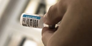 Após cinco anos de vacinação, covid recua, mas ainda preocupa