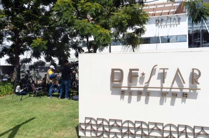 Após liberação de Moraes, Bolsonaro chega ao DF Star para