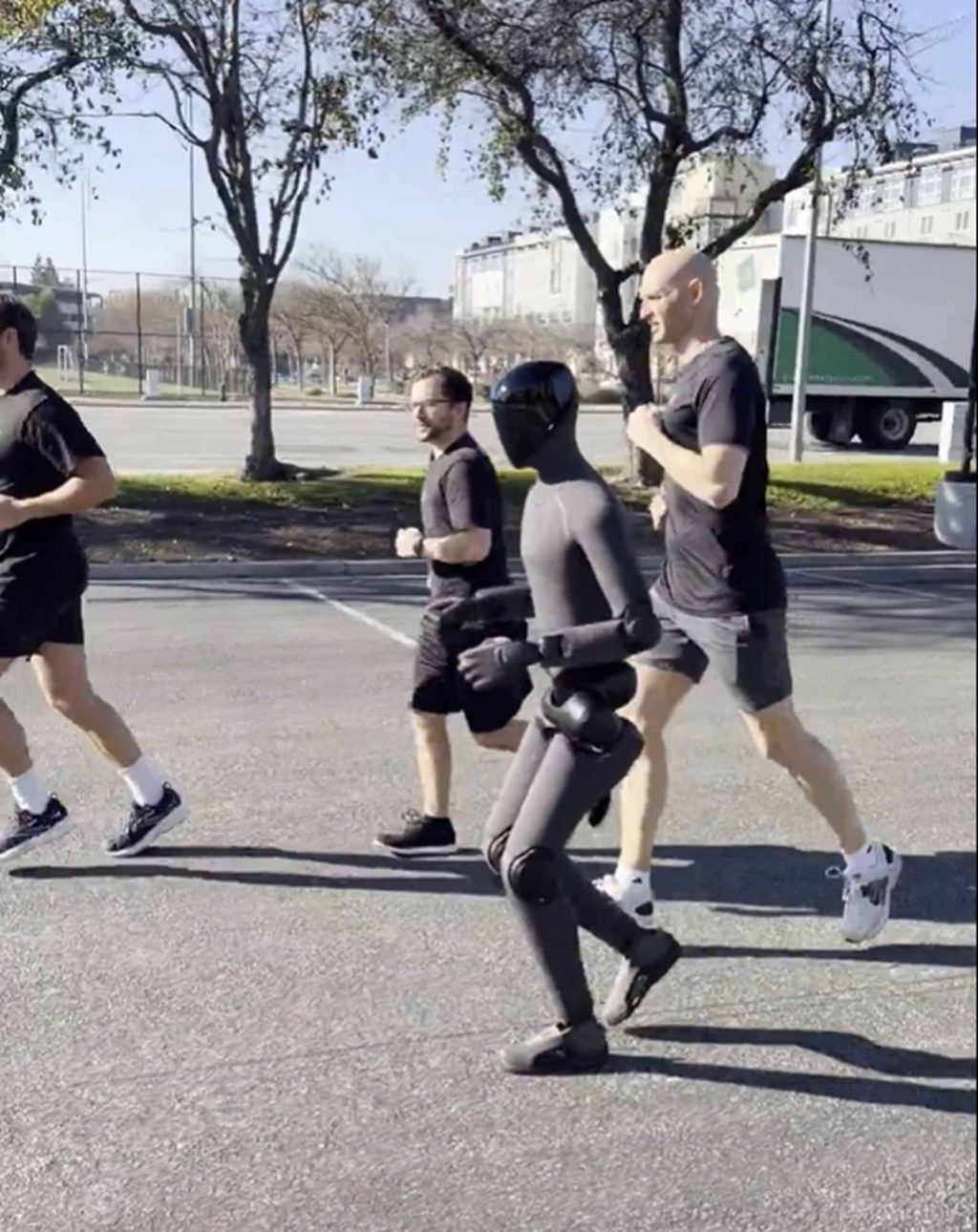 Assista: robô fitness corre na rua ao lado de humanos
