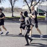 Assista: robô fitness corre na rua ao lado de humanos