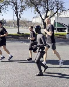 Assista: robô fitness corre na rua ao lado de humanos