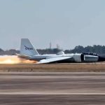Avião da NASA aterrissa sem trem de pouso e gera
