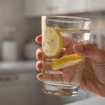 Beber água com limão em jejum faz bem ou é