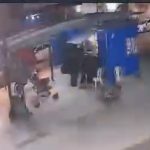 Caminhão derruba fios de energia e internet na entrada do