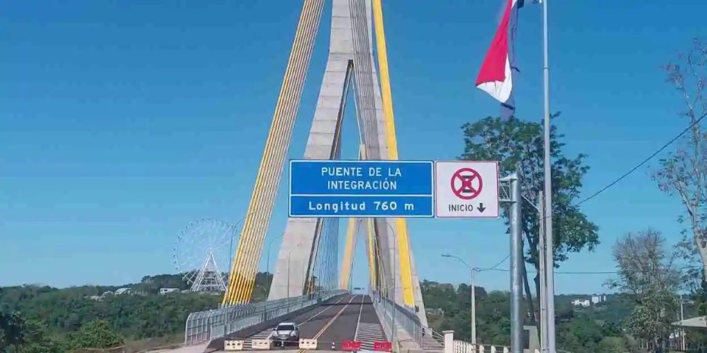 Caminhoneiros ficam até 24 horas na ponte Brasil-Paraguai