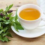 Chá de manjericão-santo: ciência analisa benefícios da planta no controle