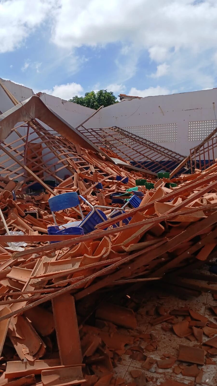 Chuva provoca desabamento de teto em escola na zona rural